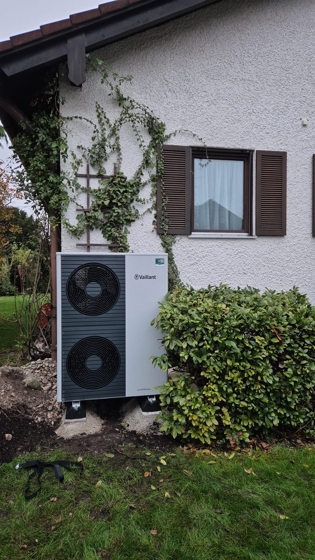Vaillant Wärmepumpe am Wohnhaus