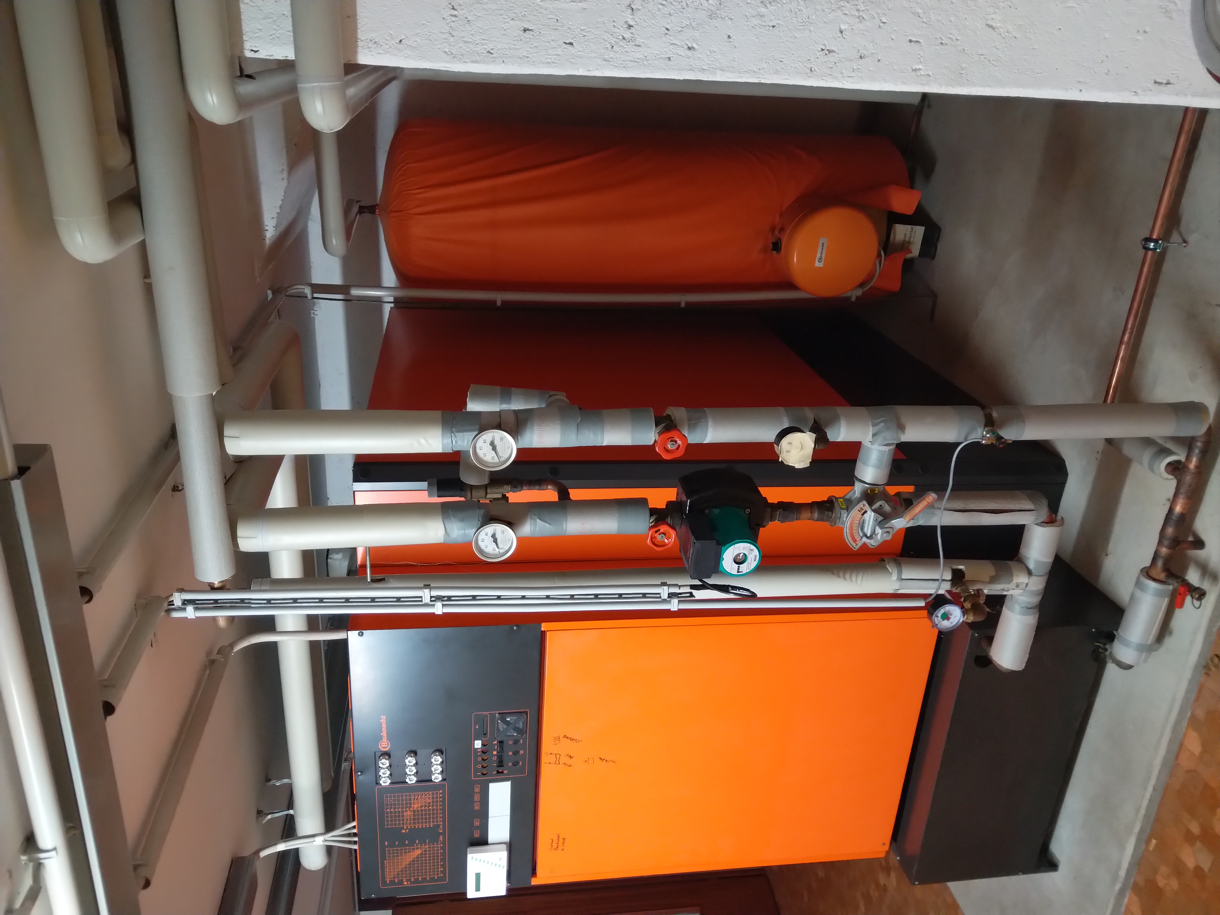 Alte orange Heizungsanlage vor der Modernisierung